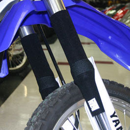 A picture of a yamaha with black 13in Shock Sox on it.